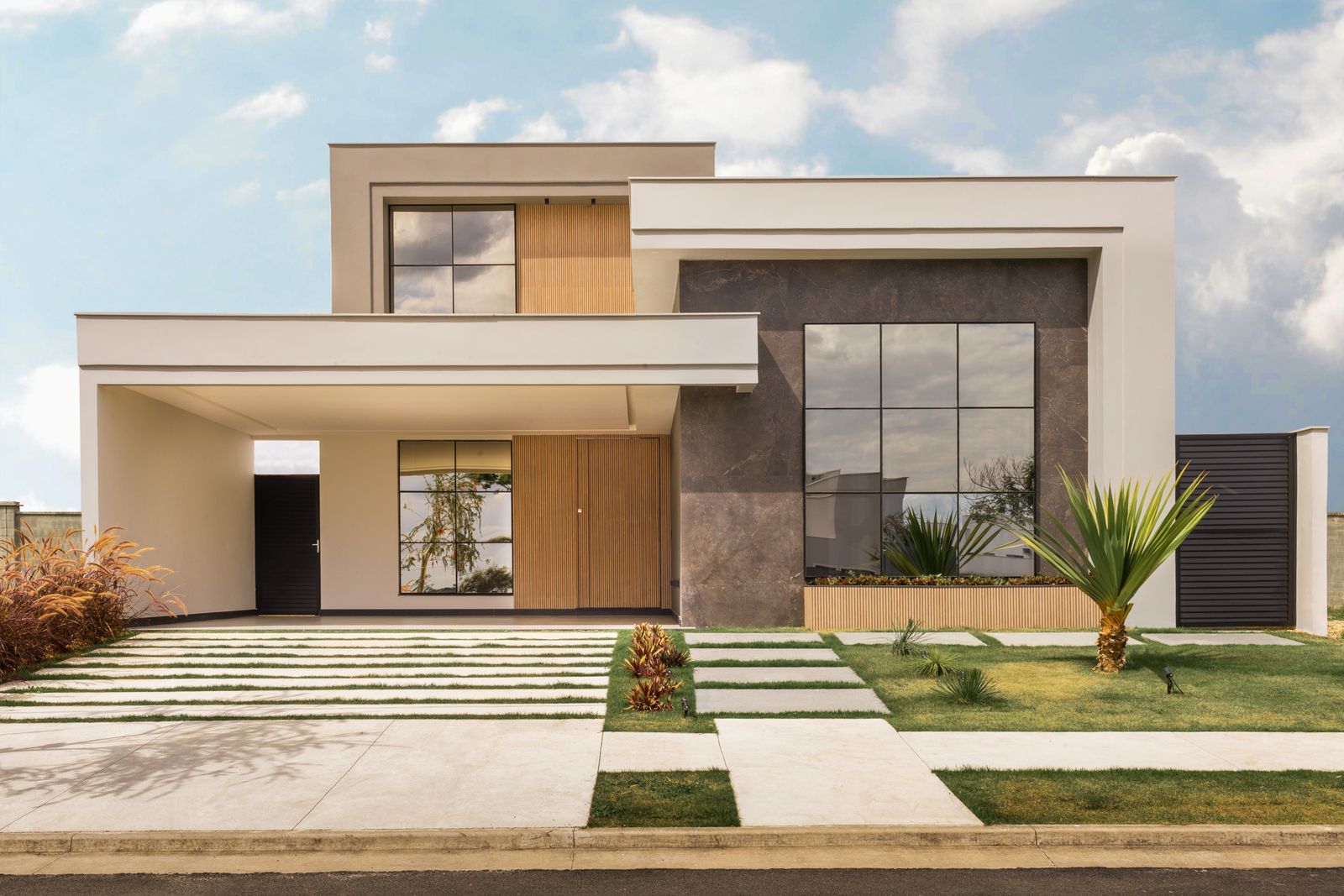 Rumah modern minimalis dengan taman hijau dan langit cerah