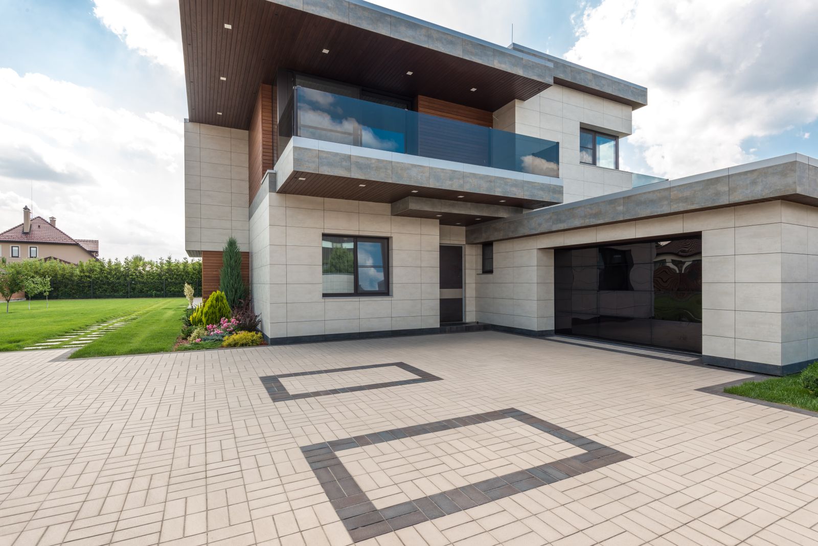 Rumah modern dua lantai dengan taman dan carport